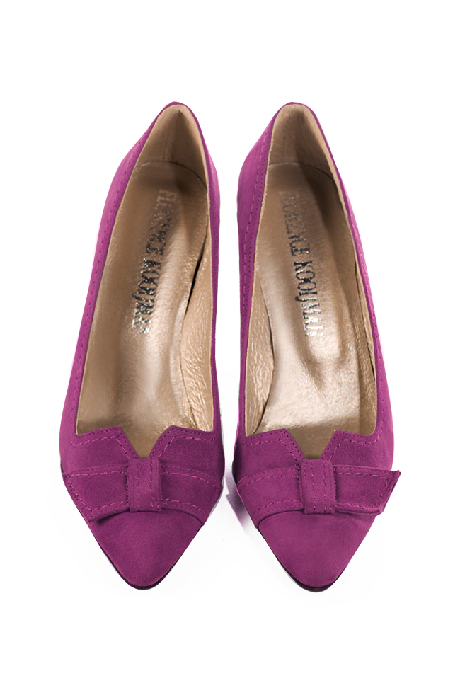 Mulberry purple women's dress pumps, with a knot on the front. Tapered toe. High kitten heels. Top view - Florence KOOIJMAN